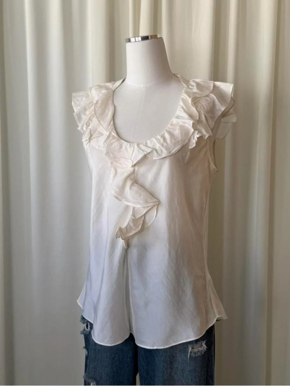 Vintage Y2K Banana Republic 100% Silk Ruffle V Neck Blouse Cream Sleeveless M. - Picture 2 of 8
